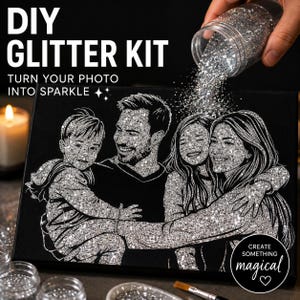 以下が含まれることがあります： DIYグリッターキット。黒いキャンバスに4人家族の銀色のグリッターポートレートが描かれています。テキストは「DIY GLITTER KIT TURN YOUR PHOTO INTO SPARKLE」および「CREATE SOMETHING magical」と書かれています。透明な瓶から銀色のグリッターが注がれています。