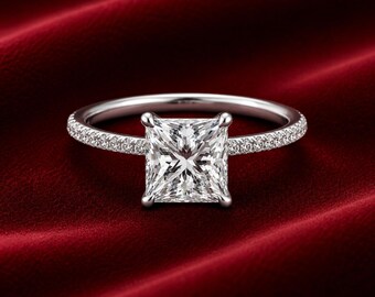 Förlovningsring i sterlingsilver med ca 2 karat prinsessslipad moissanit och accentstenar