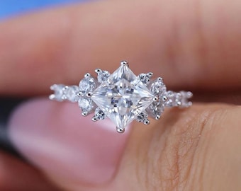 Prinsessslipad Moissanitring 2CT Halo-design med accentstenar i sterlingsilver