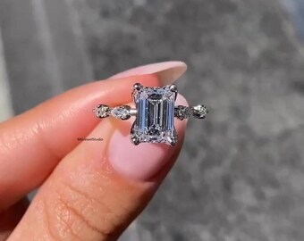 Cirka 2 karat smaragdslipad moissanitring med sidostenar i 925 sterlingsilver