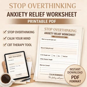 Może przedstawiać: Zestaw trzech ceramicznych kubków z nakrapianym, matowym wykończeniem. Kubki są w odcieniach kremu, jasnoszarym i ciemnoszarym. Każdy kubek ma prosty, minimalistyczny design, idealny do kawy lub herbaty.