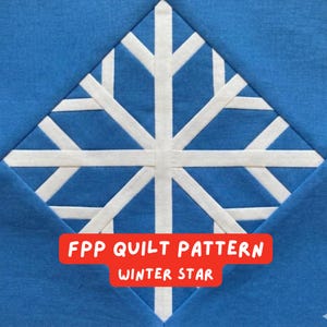 Puede incluir: Un bloque de edred&oacute;n azul y blanco con un dise&ntilde;o de copo de nieve. El copo de nieve es blanco, sobre un fondo azul. El texto "FPP QUILT PATTERN WINTER STAR" est&aacute; en un rect&aacute;ngulo rojo en la parte inferior.