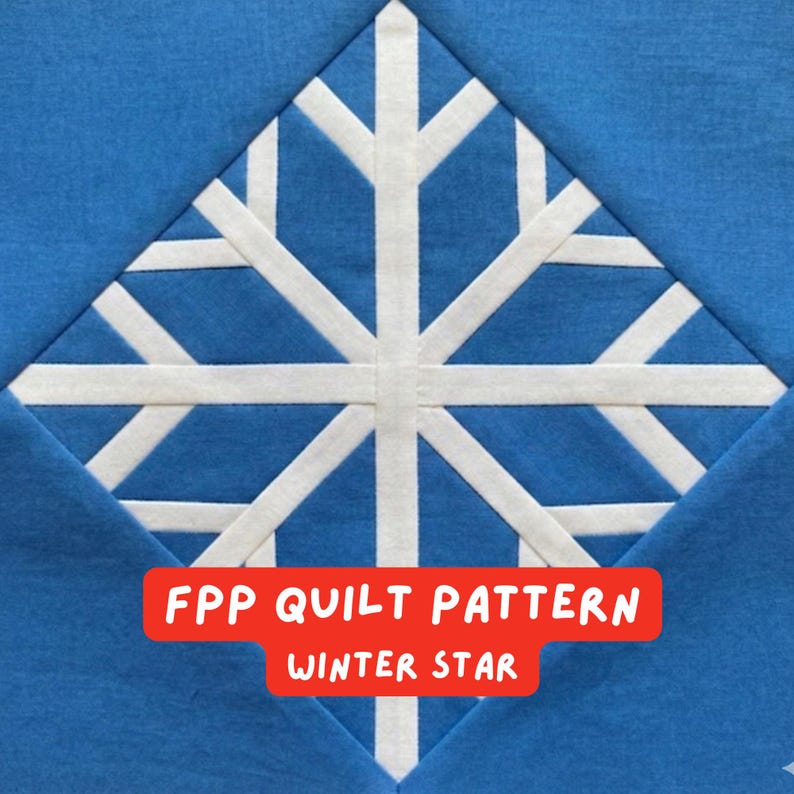 Puede incluir: Un bloque de edred&oacute;n azul y blanco con un dise&ntilde;o de copo de nieve. El copo de nieve es blanco, sobre un fondo azul. El texto "FPP QUILT PATTERN WINTER STAR" est&aacute; en un rect&aacute;ngulo rojo en la parte inferior.