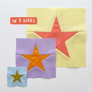 Puede incluir: Tres bloques de tela en forma de estrella de diferentes tama&ntilde;os. El m&aacute;s grande es amarillo con una estrella coral, el mediano es morado con una estrella naranja y el m&aacute;s peque&ntilde;o es azul con una estrella dorada. Texto: "IN 3 SIZES".