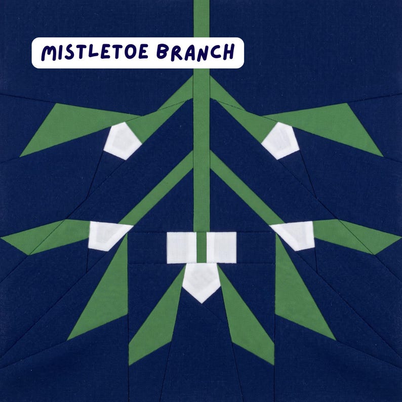 Może przedstawiać: Kwadratowy blok tkaniny z geometrycznym wzorem gałązki jemioły w odcieniach zieleni i bieli na ciemnogranatowym tle. Napis MISTLETOE BRANCH znajduje się na białej, zaokrąglonej prostokątnej etykiecie w lewym g&oacute;rnym rogu obrazu.