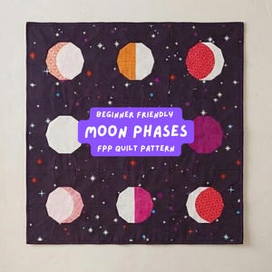 Op de afbeelding: Een beginner-vriendelijk quiltpatroon met maanfasen. De quilt heeft een donkerpaarse achtergrond met kleurrijke maanfasen in wit, oranje, roze en rood. De tekst "MOON PHASES" wordt weergegeven in een paarse banner.