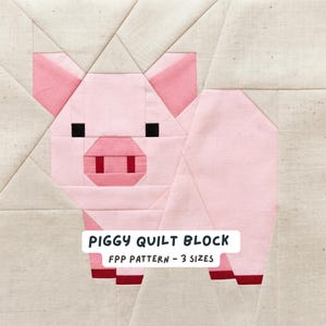 Könnte beinhalten: Ein rosa-weißer Quiltblock mit einem Schweinedesign. Das Schwein hat schwarze Augen, eine rosa Schnauze und Ohren. Der Text "PIGGY QUILT BLOCK" und "FPP PATTERN - 3 SIZES" ist unten im Bild zu sehen.