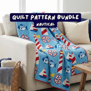 Puede incluir: Un conjunto de patrones de edredón náutico azul sobre un sofá blanco. El edredón presenta veleros, rosas de los vientos, peces y faros en rojo, blanco y amarillo. El texto "QUILT PATTERN BUNDLE NAUTICAL" está en la imagen.