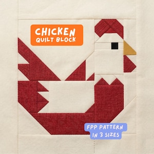 Peut inclure: Un bloc de courtepointe en tissu avec un motif géométrique de poulet. Le poulet est rouge et blanc, avec un bec jaune et un œil noir. Le texte "CHICKEN QUILT BLOCK" est dans un rectangle orange. Le texte "FPP PATTERN IN 3 SIZES" est dans un rectangle bleu.
