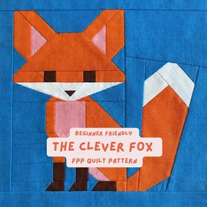 Puede incluir: Un bloque de patchwork de zorro geométrico en tonos naranja, rosa, marrón y blanco sobre un fondo azul. El texto "BEGINNER FRIENDLY", "THE CLEVER FOX" y "FPP QUILT PATTERN" se muestra en una pancarta blanca.