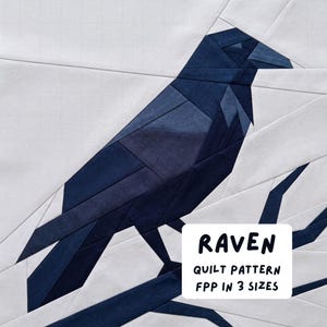 Puede incluir: Un patrón de edredón geométrico que representa un cuervo en azul marino y blanco. El cuervo está posado en una rama, con el texto "RAVEN" y "QUILT PATTERN FPP IN 3 SIZES" en un cuadro blanco.