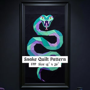 Peut inclure: Une courtepointe encadrée avec un motif de serpent géométrique dans des tons de vert d'eau, de violet et de vert sur fond noir. La bouche du serpent est ouverte, révélant une langue rose. Le texte "Snake Quilt Pattern" et "FPP Size 15" x 30"" est affiché (environ 38cm x 76cm).