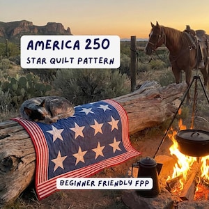 Op de afbeelding: Een sterrenquiltpatroon met een blauw veld en witte sterren, rood-witte gestreepte rand, en de tekst "AMERICA 250 STAR QUILT PATTERN" en "BEGINNER FRIENDLY FPP". Een hond rust op de quilt, met een paard en kampvuur op de achtergrond.
