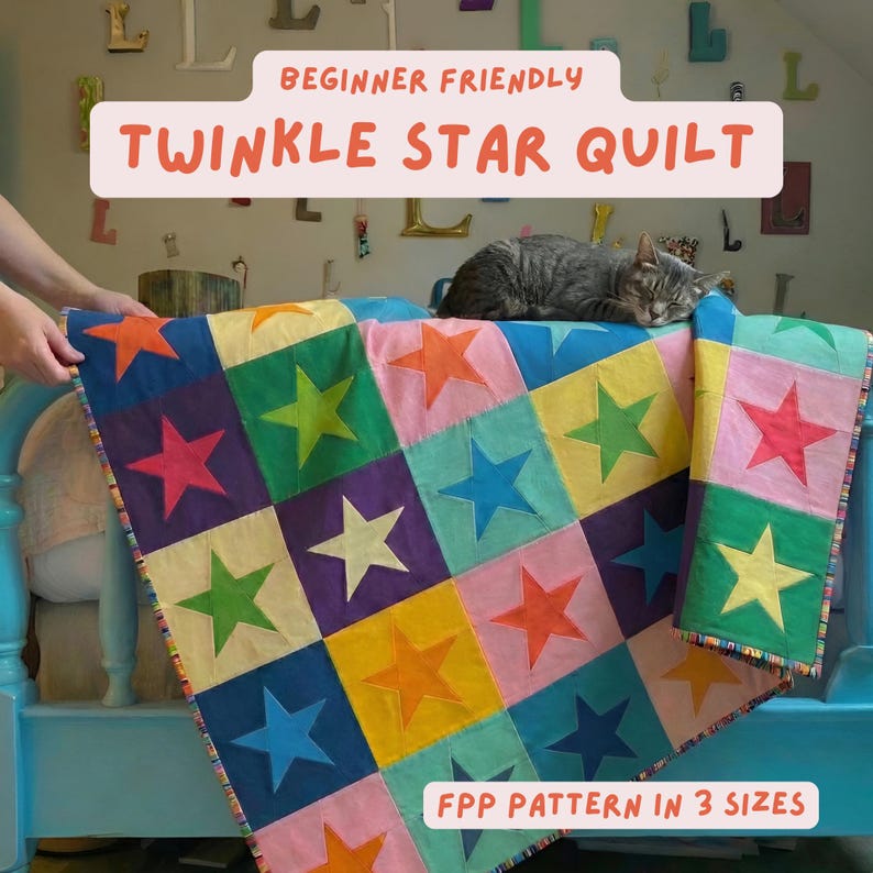Puede incluir: Un edred&oacute;n colorido con un patr&oacute;n de estrellas en varios colores, incluyendo rosa, verde, azul y naranja. El edred&oacute;n se muestra en una cama azul. El texto "BEGINNER FRIENDLY TWINKLE STAR QUILT" es visible. Un gato gris est&aacute; durmiendo sobre el edred&oacute;n. El texto "FPP PATTERN IN 3 SIZES" tambi&eacute;n es visible.
