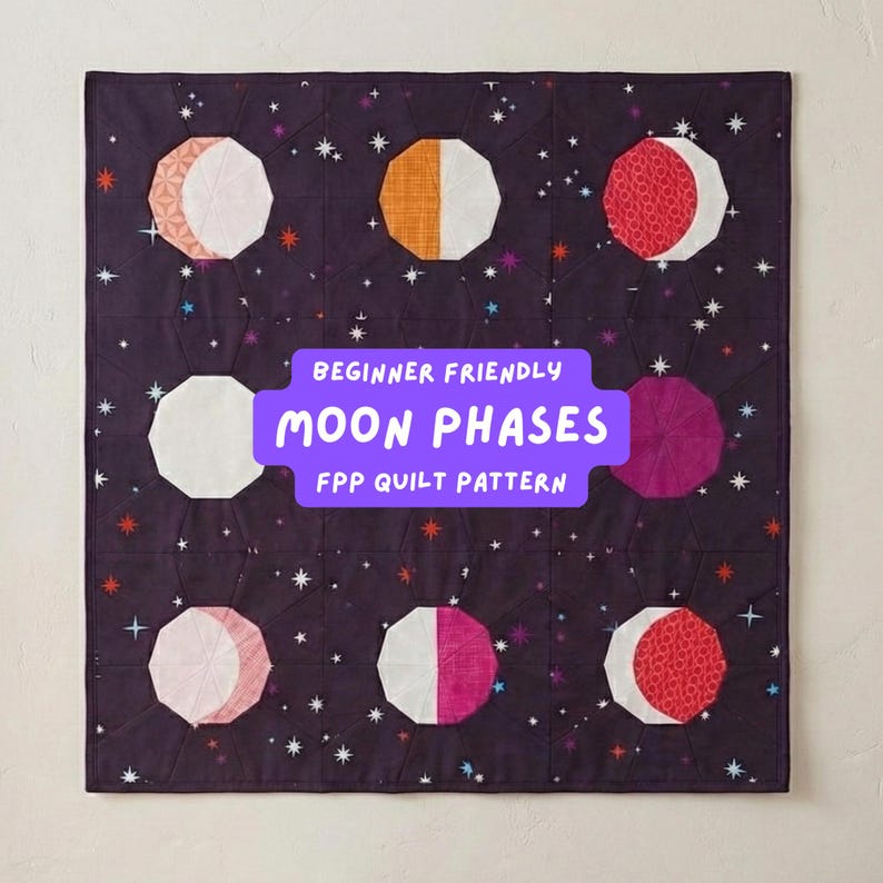 Puede incluir: Un edred&oacute;n cuadrado con varias fases lunares en tonos blancos, naranjas, rosas y rojos sobre un fondo morado oscuro. El edred&oacute;n tiene un dise&ntilde;o de noche estrellada con el texto "BEGINNER FRIENDLY MOON PHASES FPP QUILT PATTERN".