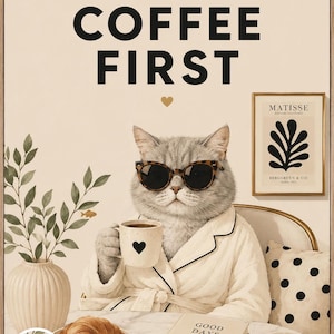 Puede incluir: Un cuadro enmarcado con un gato gris que lleva gafas de sol con estampado de leopardo y una bata blanca, sosteniendo una taza con un corazón. El texto dice COFFEE FIRST y GOOD DAYS START WITH COFFEE. Incluye una planta, un cruasán y una lámina Matisse.