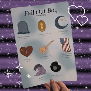 Op de afbeelding: Een Fall Out Boy discografie print met album art illustraties. Bevat een grafsteen, sleutelgat, halve maan, gebroken hart, gitaar, Amerikaanse vlag, golf en een 8-ball. Albumtitels en jaren staan onder elke afbeelding.