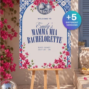 Peut inclure: Un panneau d'accueil rectangulaire sur un chevalet en bois avec une bordure de carreaux bleus et blancs, des fleurs de bougainvillier roses et un motif de boule à facettes. Le texte indique : WELCOME TO Emily's MAMMA MIA BACHELORETTE EAST COAST JULY 26 - 28.