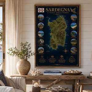 Könnte beinhalten: Ein gerahmtes Wandposter mit einer detaillierten topografischen Karte von Sardinien, Italien, mit dem Titel SARDEGNA L'ISOLA SENZA TEMPO. Der dunkelblaue Hintergrund enthält kreisförmige Fotoeinsätze von Landschaften und Text.