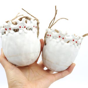white smiley planter with hanger, hanging planter pot,face people pot ,wall planter indoor, ceramic wall planter, made in USA