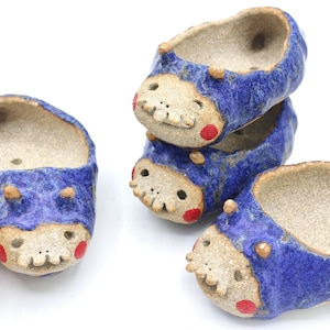 Maceta de cerámica hecha a mano con forma de babosa: Maceta Kodama azul con drenaje