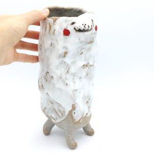 Maceta fantasma blanca hecha a mano: peculiar maceta Kodama de cerámica