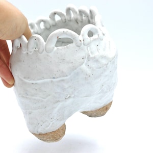 Vaso in ceramica bianca Loopy: succulenta con piedini, prodotto negli Stati Uniti