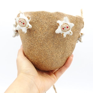 Handgemaakte keramische hangende plantenbak met smileybloemen
