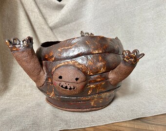 大きな陶器の土鍋。蓋と 2 つの取っ手が付いた土鍋。素朴な田舎