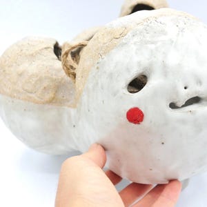 Maceta fantasma con percha, maceta de cerámica hecha a mano, maceta colgante Kodama, maceta de cactus con drenaje, maceta blanca, decoración de Studio Ghibli, hecha en EE. UU.