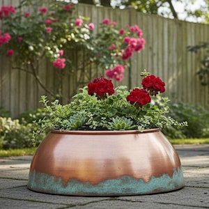 Macetero de cobre con pátina verde – Decoración rústica de jardín hecha a mano – Maceta moderna para patio