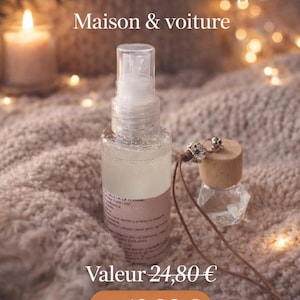 Op de afbeelding: Een heldere spuitfles en een kleine glazen fles met een houten dop worden gepresenteerd op een zacht, getextureerd oppervlak. De spuitfles heeft een roze etiket. De tekst "Offre duo cocooning Maison & voiture".