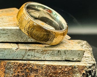 Ring van exotisch hout – Staghorn-sumak • Ring met wolfraamkern