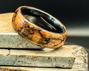 Spalted ambrosia esdoorn noppenring met zwarte keramische voering