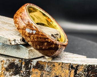 Exotische houten ring – walnootwortel gezet in PVD 24-karaats verguld wolfraam