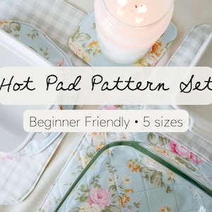 Puede incluir: Fuentes de cerámica blanca y vidrio sobre salvamanteles acolchados con motivos florales. Una vela encendida sobre un salvamanteles a juego. El texto dice "Hot Pad Pattern Set", "Beginner Friendly • 5 sizes".