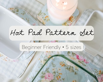 Puede incluir: Fuentes de cerámica blanca y vidrio sobre salvamanteles acolchados con motivos florales. Una vela encendida sobre un salvamanteles a juego. El texto dice "Hot Pad Pattern Set", "Beginner Friendly • 5 sizes".