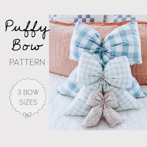 Op de afbeelding: De afbeelding toont drie strikvormige kussens in verschillende maten. Het grootste kussen heeft een blauw-wit geruit patroon, terwijl de kleinere effen lichtblauw en een bloemenprint hebben. De tekst luidt "Puffy Bow Pattern" en "3 Bow Sizes".