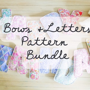Peut inclure: Une collection de lettres en tissu formant HAPPY BIRTHDAY avec divers motifs floraux et géométriques, accompagnée d'un grand nœud en tissu crème. Le texte "Bows + Letters Pattern Bundle" est superposé au centre de l'image.