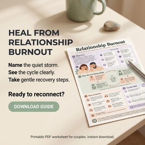 Op de afbeelding: Een printbaar PDF-werkblad getiteld Relationship Burnout, met secties over het begrijpen van patronen, veelvoorkomende symptomen, cyclusanalyse en herstelstappen voor koppels, inclusief een zilverkleurige pen op het document.