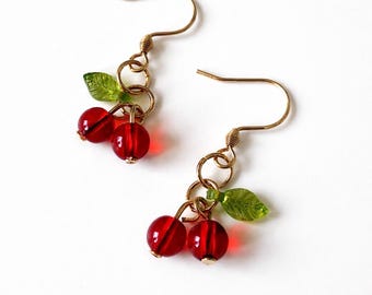 Pendientes de cereza, pendientes colgantes dorados, chapados en oro de 18k, bonitos pendientes de fruta roja, regalo con estética cottagecore, estilo colgante.