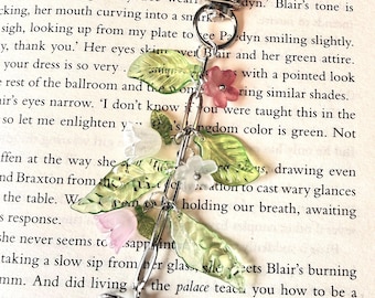 Colgante floral para Kindle, plateado, estilo cottagecore, estilo fairycore, colgante floral para teléfono, colgante de hoja, regalo para amantes de los libros, bonito accesorio de primavera