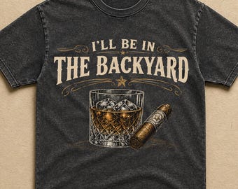 Camiseta "Estaré en el patio trasero" Vintage Whisky Cigar Lover Gift Comfort Colors Shirt Dad BBQ