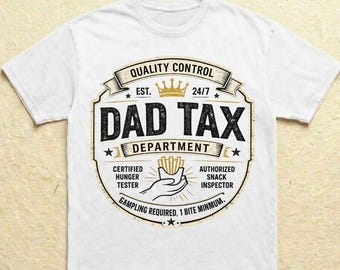 Camiseta divertida con la insignia de impuestos para papá. Camiseta de paternidad de Comfort Colors. Regalo de Snack Police para papá.