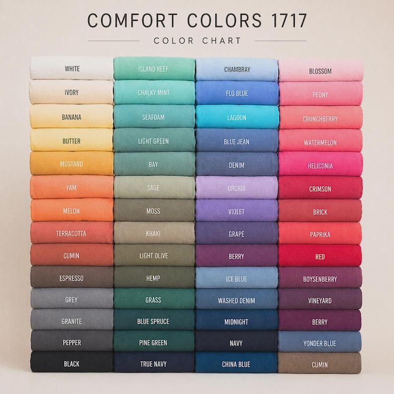 Pu&ograve; includere: Una tabella colori Comfort Colors 1717 che mostra una griglia di campioni di tessuto piegati in varie tonalit&agrave;. Il testo in alto recita COMFORT COLORS 1717 COLOR CHART. La griglia presenta file di colori tra cui bianco, avorio, giallo, arancione, rosso, rosa, viola, blu, verde, grigio e nero.
