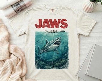 Camiseta vintage de tiburón de Tiburón, estilo retro, con estampado de película oceánica, colores cómodos, ideal para la playa y el verano.
