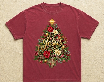 Könnte beinhalten: Ein bordeauxrotes Kurzarm-T-Shirt mit einer Grafik eines Weihnachtsbaums, der mit roten und weißen Weihnachtssternen, goldenen Kugeln, Tannenzapfen und Bändern geschmückt ist. Das Wort Jesus steht in goldener Schrift in der Mitte.