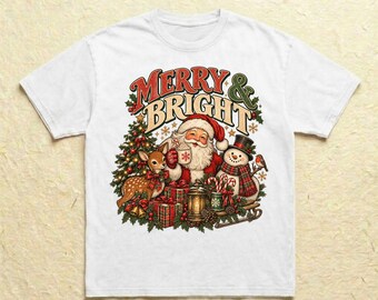Può includere: Una t-shirt bianca con una stampa grafica che riporta il testo MERRY & BRIGHT. Il disegno include Babbo Natale con una tazza, una renna, un pupazzo di neve, regali incartati, una lanterna e un albero di Natale con dettagli rossi e verdi.