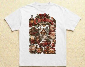 Könnte beinhalten: Ein weißes T-Shirt mit einem zentralen Aufdruck mit dem Text "Christmas Season", umgeben von Illustrationen einer Laterne, Büchern, einer Hütte, einem Hirsch, einem roten LKW, dem Weihnachtsmann, einem Pullover, Keksen und einem Hund.