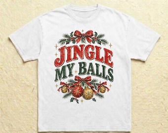 Könnte beinhalten: Ein weißes Kurzarm-T-Shirt mit einem festlichen Aufdruck und dem rot-grünen Text JINGLE MY BALLS. Das Design zeigt Tannenzweige, rote Schleifen sowie drei dekorative Weihnachtskugeln in den Farben Rot und Gold.